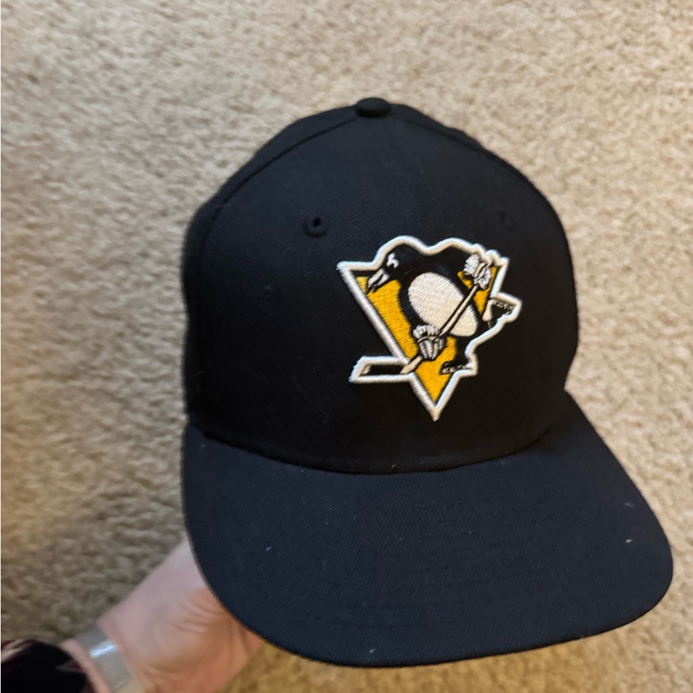 Pittsburgh Penguins fitted Black Logo Cap